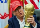 Доналд Трамп со пехар трофеј на светско првенство во фудбал