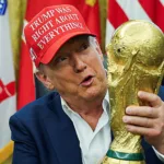 Доналд Трамп со пехар трофеј на светско првенство во фудбал