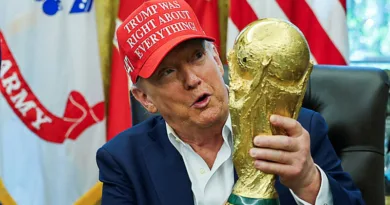 Доналд Трамп со пехар трофеј на светско првенство во фудбал