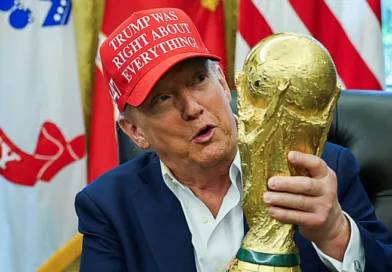 Доналд Трамп со пехар трофеј на светско првенство во фудбал