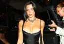 Дуа Липа со црн фустан и длабоко деколте на модната недела во Њујорк