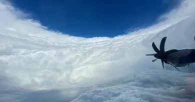 Американски воен авион во јадрото на Ураганот Мелиса 2025