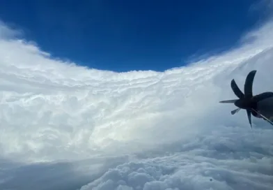 Американски воен авион во јадрото на Ураганот Мелиса 2025