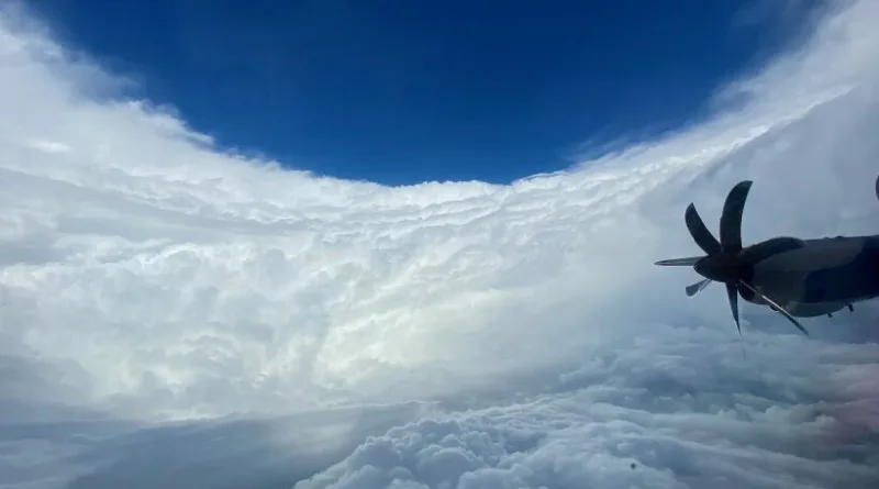 Американски воен авион во јадрото на Ураганот Мелиса 2025