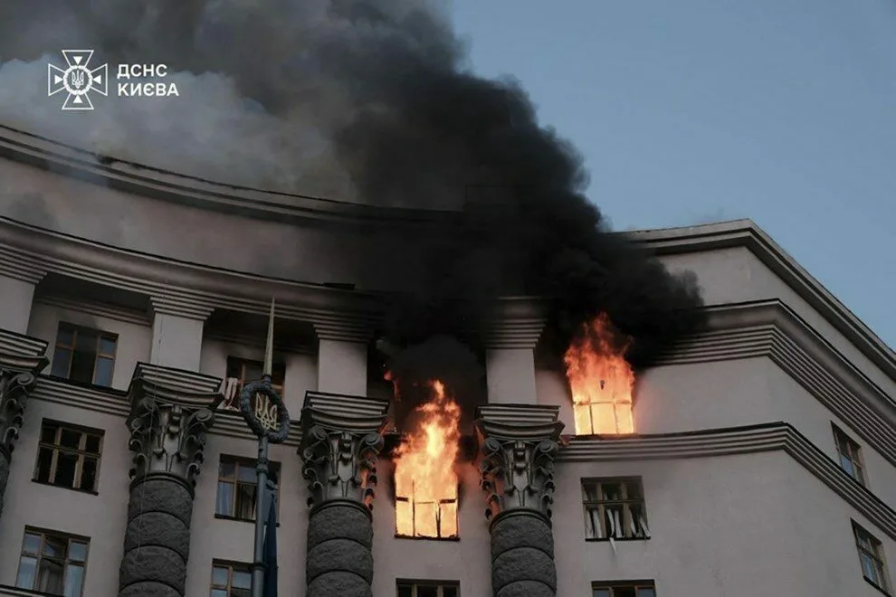 Гори главната зграда на украинската влада во Киев