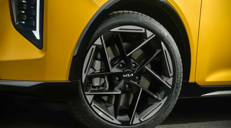 Kia k4 жолта боја новиот киа автомобил 10 тркало гума фелни