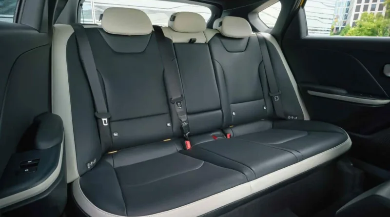 Kia k4 жолта боја новиот киа автомобил 5 задни седишта клупа