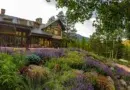 Lynda resnick took inspiration from the rustic architecture of national park service lodges from the 1920s and 1930s.