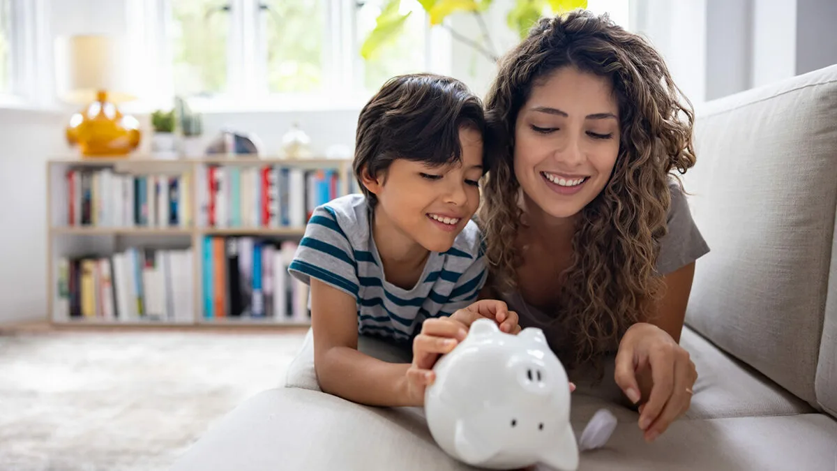 Мајка момче машко дете пари касичка штедење воспитување