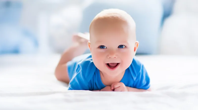 Како се развива видот на бебињата во првата година Машко бебе плава сина облека