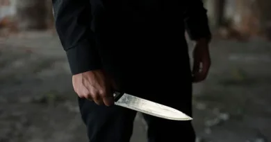 маж со нож во рака облечен во црно со тренерки