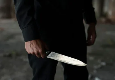 маж со нож во рака облечен во црно со тренерки