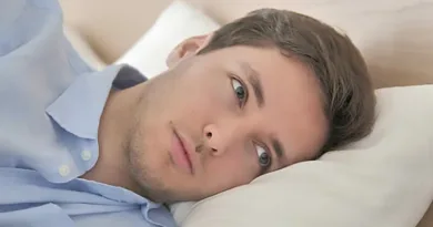 млад човек маж дечко лежи размислува