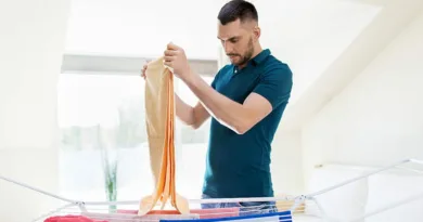 Млад човек маж суши облека алишта