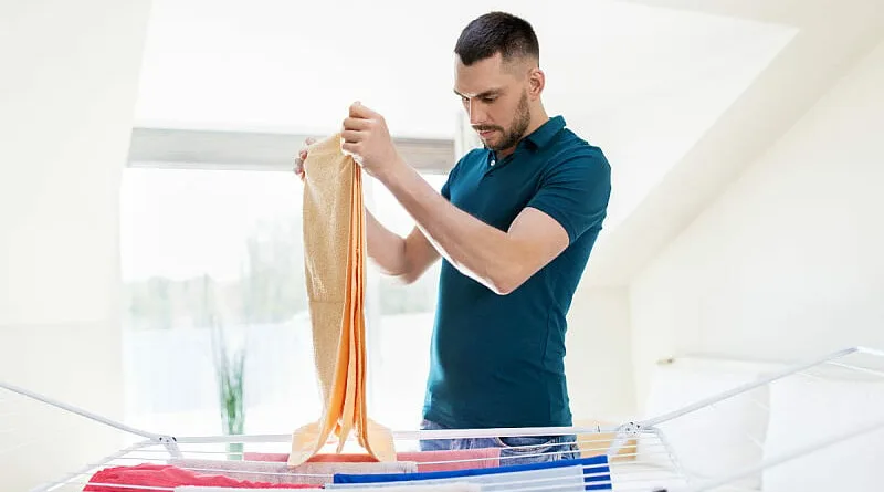 Млад човек маж суши облека алишта