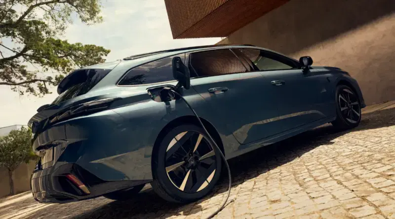 New peugeot 308 новиот=пежо 308 зелена боја 2025 година слика photo 9