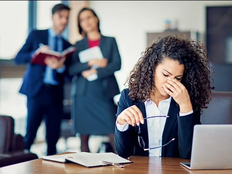 озборување од колеги девојка под стрес на работа работно место