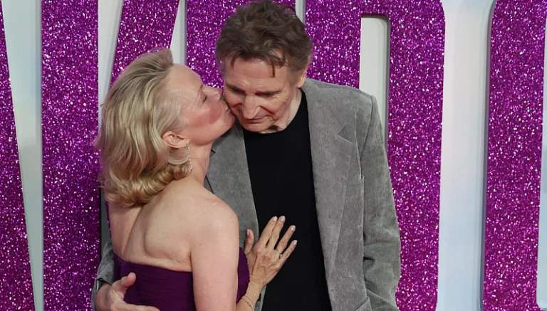 Памела Андерсон и Лиам Нисон Naked Gun Гол Пиштол