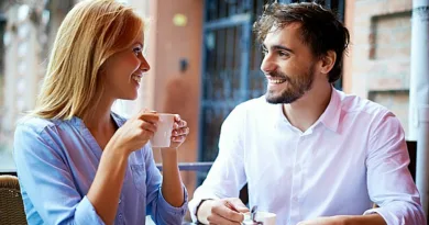 Пријатен разговор помеѓу машко и женско Дечко и Девојка разговараат на кафе