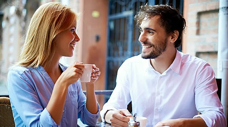 Пријатен разговор помеѓу машко и женско Дечко и Девојка разговараат на кафе