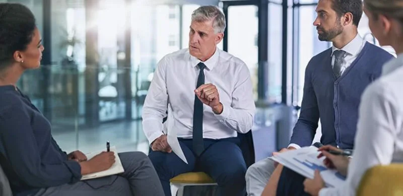 разговор со колеги на работно место позиција за доминација