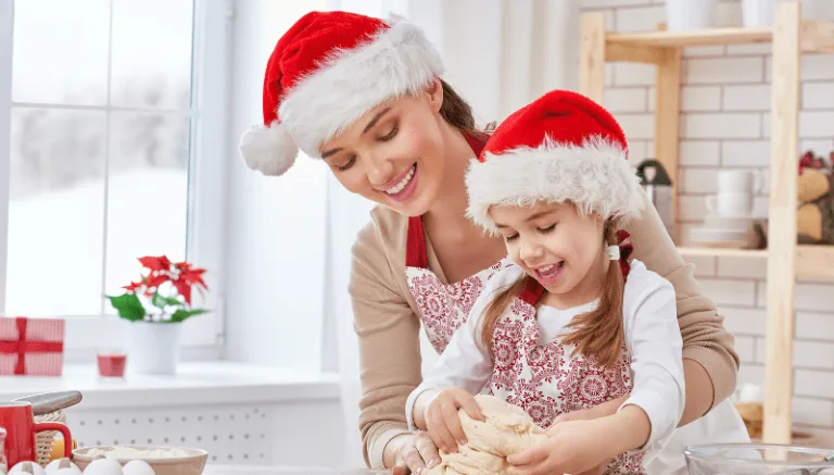 Родител и Дете Готвење Интеракција со деца Мајка Ќерка Божиќ Нова Година