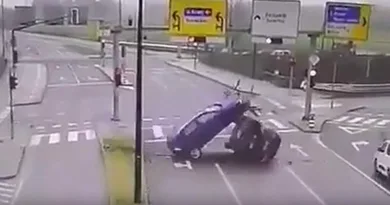 Словенија Љубљана сообраќајка плава кола сина боја автомобил бега од полиција