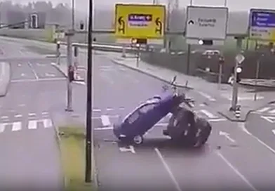 Словенија Љубљана сообраќајка плава кола сина боја автомобил бега од полиција