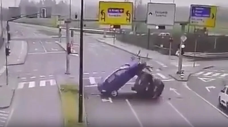 Словенија Љубљана сообраќајка плава кола сина боја автомобил бега од полиција