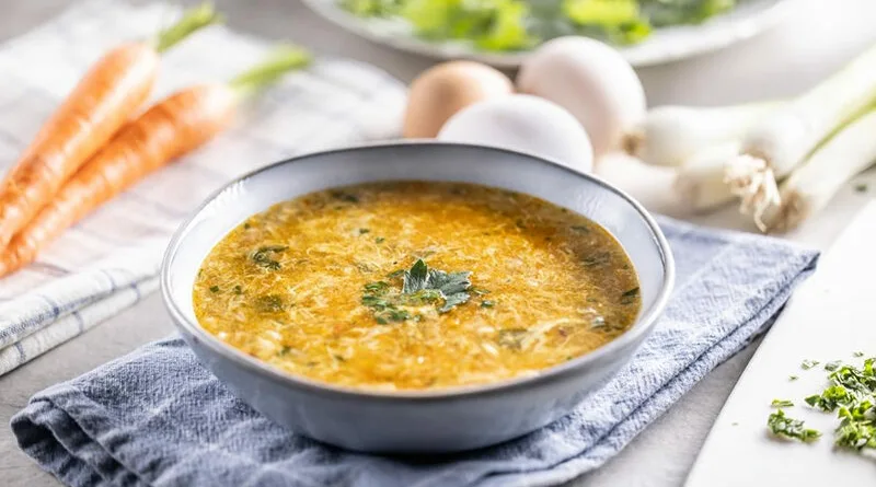 супа за јак имунитет со пилешко печурки јајца целер лимон презла кромид морков рузмарин маслиново масло лук ѓумбир