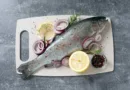 свежа пастрмка со лимон кромид и црн бибер