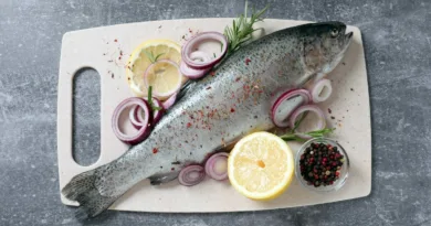 свежа пастрмка со лимон кромид и црн бибер
