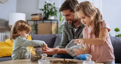 Татко Маж сопруг родител деца пари финансии штедење