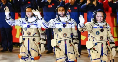 Тројца кинески астронаути не можат да се вратат на земјата заглавени во орбитата