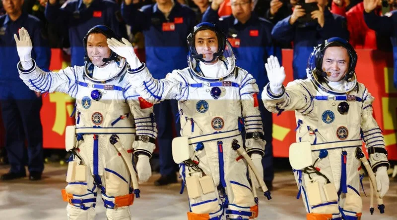Тројца кинески астронаути не можат да се вратат на земјата заглавени во орбитата