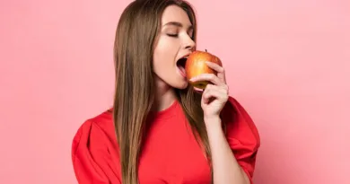 убава девојка јаде јаболко здрава храна овошје