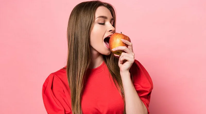 убава девојка јаде јаболко здрава храна овошје