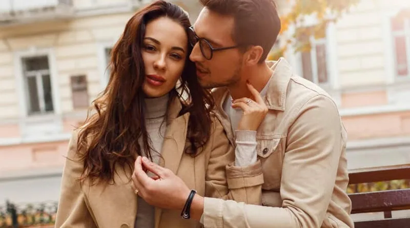 Убава Девојка со долга црна коса Манипулира Заведува Дечко Маж