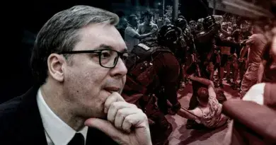 Вучиќ тепа луѓе и деца заедно со полицијата а народот сеуште на улица