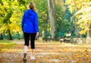 Жена 50 години одење пешачење здраво тело